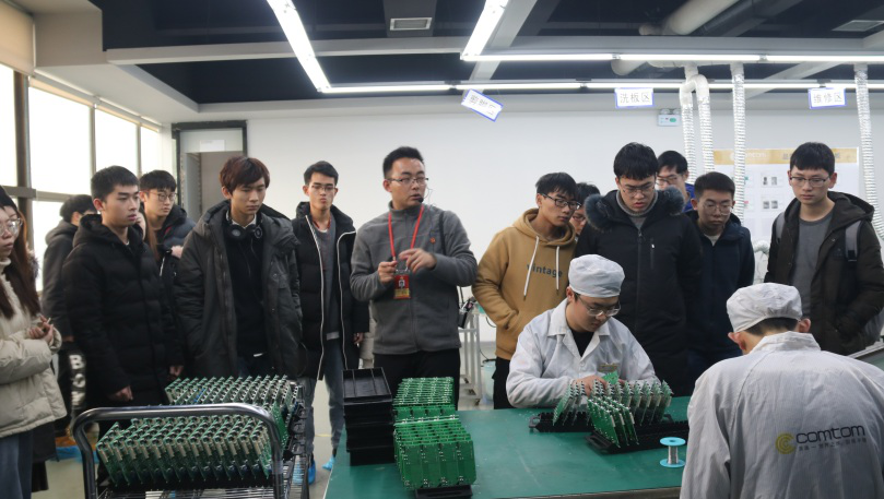 中南大學(xué)的同學(xué)們參觀康通電子貼片車(chē)間 中南大學(xué)的同學(xué)們參觀康通電子貼片車(chē)間